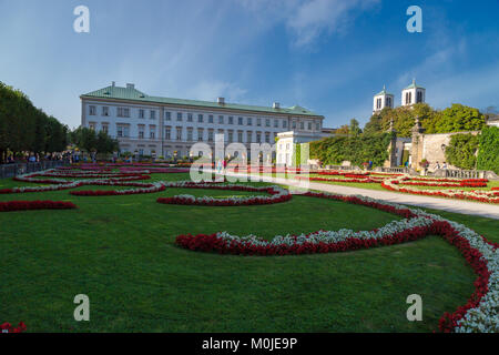 Salzbourg, Autriche - 13 septembre 2016 : Belle couleur sur le jardin de Mirabell Palace avec des piscines et des sculptures décoratives. Palais Mirabell est sur Banque D'Images