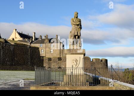 Rénovation statue du roi Robert Bruce sur l'esplanade au château de Stirling, Scotland, UK Banque D'Images