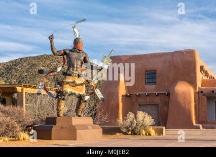 Museum of Indian Arts and Culture, Apache Mountain Spirit Dancer sculpture en bronze de Goseyun et anthropologie Lab à Santa Fe, Nouveau Mexique USA. Banque D'Images