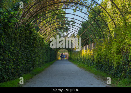 Salzbourg, Autriche - 13 septembre 2016 : Belle couleur sur le jardin de Mirabell Palace avec des piscines et des sculptures décoratives. Palais Mirabell est sur Banque D'Images