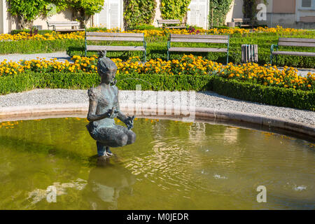 Salzbourg, Autriche - 13 septembre 2016 : Belle couleur sur le jardin de Mirabell Palace avec des piscines et des sculptures décoratives. Palais Mirabell est sur Banque D'Images