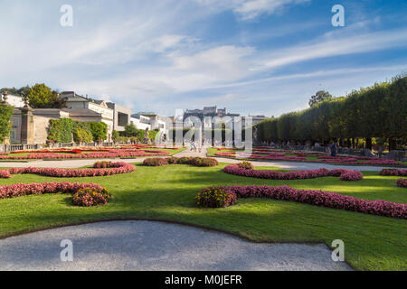 Salzbourg, Autriche - 13 septembre 2016 : Belle couleur sur le jardin de Mirabell Palace avec des piscines et des sculptures décoratives. Palais Mirabell est sur Banque D'Images