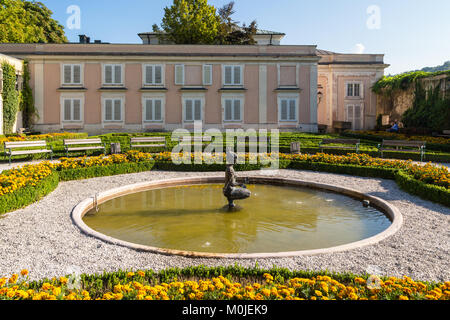 Salzbourg, Autriche - 13 septembre 2016 : Belle couleur sur le jardin de Mirabell Palace avec des piscines et des sculptures décoratives. Palais Mirabell est sur Banque D'Images