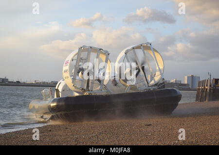 L'aéroglisseur amphibie Hovertravel au départ de Southsea Hoverport, transportant des passagers sur le Solent au coucher du soleil à Ryde sur l'île de Wight Banque D'Images