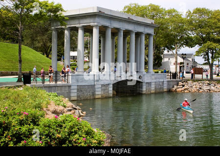 Un kayker passe le Plymouth Rock Pavilion dans port de Plymouth, Massachusetts, USA Banque D'Images