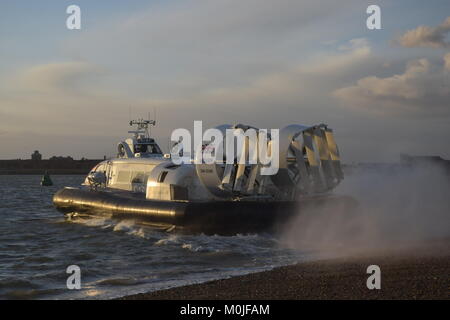 L'aéroglisseur amphibie Hovertravel au départ de Southsea Hoverport, transportant des passagers sur le Solent au coucher du soleil à Ryde sur l'île de Wight Banque D'Images