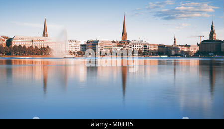 Vue sur le lac Inner Alster à Hambourg, Allemagne, tonique libre Banque D'Images