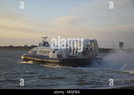 L'aéroglisseur amphibie Hovertravel au départ de Southsea Hoverport, transportant des passagers sur le Solent au coucher du soleil à Ryde sur l'île de Wight Banque D'Images