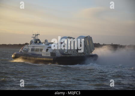 L'aéroglisseur amphibie Hovertravel au départ de Southsea Hoverport, transportant des passagers sur le Solent au coucher du soleil à Ryde sur l'île de Wight Banque D'Images