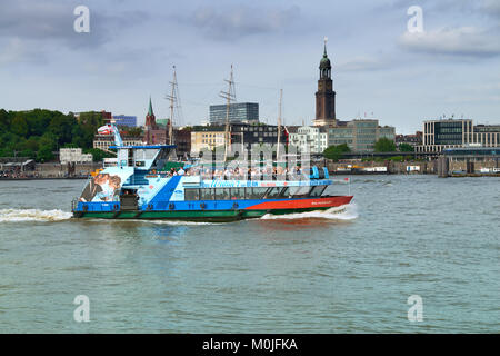 HANBURG, ALLEMAGNE - 12 août, 2015 : Voile de touristes va sur l'Elbe à Hambourg avec Saint Michel clocher d'église visible. Banque D'Images