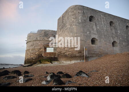 Batterie POINT, VIEUX PORTSMOUTH, à marée basse et le COUCHER DU SOLEIL, AVEC LA FENÊTRE DE VISUALISATION ET CAFE TOUR RONDE Banque D'Images