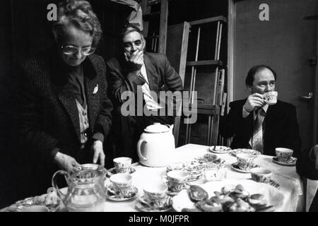 Les membres du comité ayant le thé et gâteaux en coulisses lors des fêtes petit Llangynidr Eisteddfod au pays de Galles Powys UK Banque D'Images