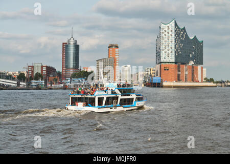 HANBURG, ALLEMAGNE - 12 août, 2015 : Voile de touristes se poursuit vers l'Elbe, une salle de concert Elbphilharmonie dans le quartier de Hambourg Hafen City Banque D'Images