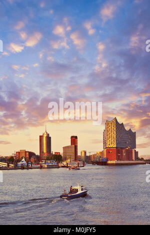 HANBURG, ALLEMAGNE - 12 août, 2015 : Voile de touristes se poursuit vers l'Elbe, une salle de concert Elbphilharmonie dans le quartier de Hambourg Hafen City Banque D'Images