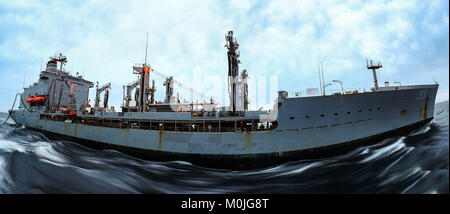 Lubrification de la Marine américaine USNS Leroy Grumman (T-AO-195) la tenue d'un ravitaillement en mer avec le Comité permanent OTAN (SNMG2), navire amiral de la Marine royale Type 45 destroyer HMS Duncan (pas sur la photo) . Banque D'Images