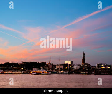 Photo panoramique du port de Hambourg, Elbe. Vue sur l'Elbe à Hambourg au coucher du soleil. Banque D'Images