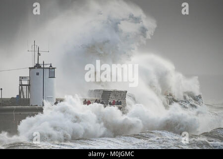 Les vagues s'écraser sur le mur du port à Porthawl, dans le sud du Pays de Galles, Royaume-Uni lors de tempête Eleanor. Le Met Office a émis une alerte météorologique pour les vents forts. Banque D'Images