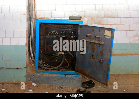 Ancienne carte de distribution. Locaux d'un détruit et pillé l'usine de production de lait. Les raiders capturé l'usine. Le vandalisme. L'Ukraine, Janvier Banque D'Images