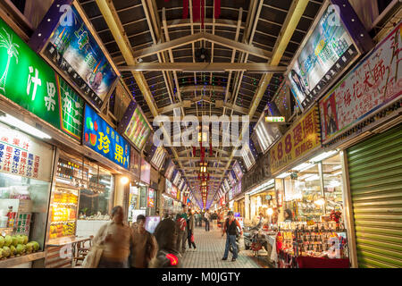 Les panneaux d'éclairage sans fin et les gens la nuit shopping dans la rue du Marché de nuit de Huaxi touristiques, Wanhua District, Taipei, Taiwan Banque D'Images