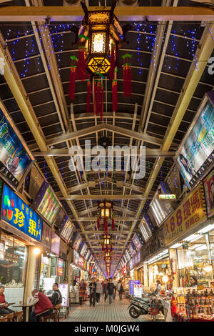 Les panneaux d'éclairage sans fin et les gens la nuit shopping dans la rue du Marché de nuit de Huaxi touristiques, Wanhua District, Taipei, Taiwan Banque D'Images