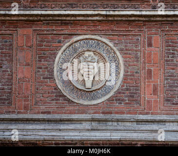 Le serpent, symboles de l'anciens seigneurs de Milan, sur le mur de brique rouge d'un bâtiment ancien Banque D'Images