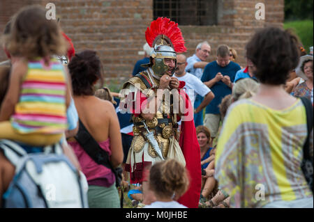 Rome, Italie. Centurion lors d'une reconstitution historique. Villa de Massenzio dans la Via Appia Antica. Banque D'Images