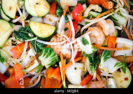 Sauté de crevettes avec légumes high angle view closeup Banque D'Images