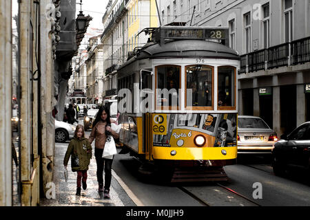 L'ancien et romantique à la recherche de l'electric tramways de Lisbonne, Portugal monter et descendre les collines de la ville centre. Banque D'Images