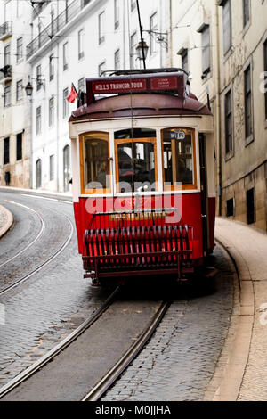 L'ancien et romantique à la recherche de l'electric tramways de Lisbonne, Portugal monter et descendre les collines de la ville centre. Banque D'Images