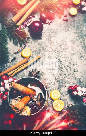 Fond de Noël avec vin chaud , épices , décoration de Noël et de fête sur l'éclairage bokeh background vintage rustique,Vue de dessus du châssis, Banque D'Images