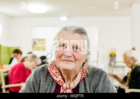 Senior déments, Portrait, dans une maison de retraite, Allemagne Banque D'Images