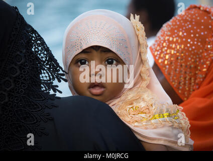 Bébé fille dans son meilleur dimanche pour l'occasion du Mawlid festival à Lamu Island, au Kenya Banque D'Images