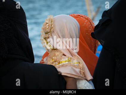 Bébé fille dans son meilleur dimanche pour l'occasion du Mawlid festival à Lamu Island, au Kenya Banque D'Images