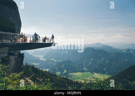 'Admirer la vue depuis une plate-forme d'observation dans le parc du Trias dans dans les Alpes, près de la montagne de Steinplatte Waidring, Autriche. Banque D'Images