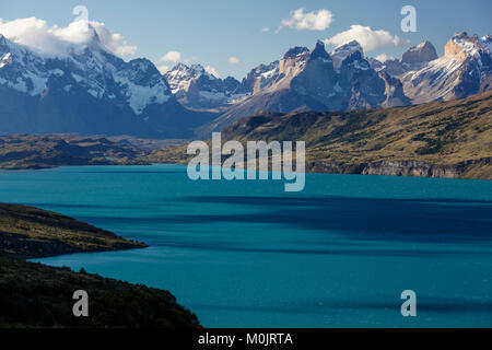 Lac glaciaire Turquoise Lago del Toro en face de la montagne Cuernos del Paine, Parc National Torres del Paine, Patagonie Banque D'Images