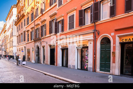 Rome, Italie, 18 février 2017 : le luxe de l'avenue commerçante Via del Babuino à Rome Banque D'Images