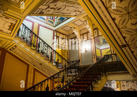 Escalier dans l'Achilleion palace, vieille ville de Corfou, Mer Ionienne, Grèce Banque D'Images