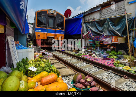 Marché ferroviaire Maeklong, Bangkok, Thaïlande Banque D'Images