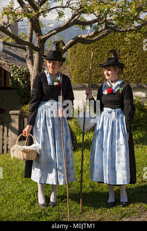 Grasausläuten, ancienne coutume de chasser l'hiver et commencer la croissance de l'herbe, pratiquée par les agriculteurs, Schwaz, Tyrol Banque D'Images