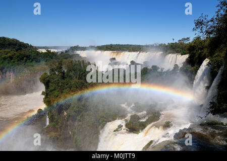 Les plus grandes chutes d'eau sur la terre, situé à la frontière du Brésil, l'Argentine et le Paraguay. D'Iguazu, l'Amérique du Sud Banque D'Images