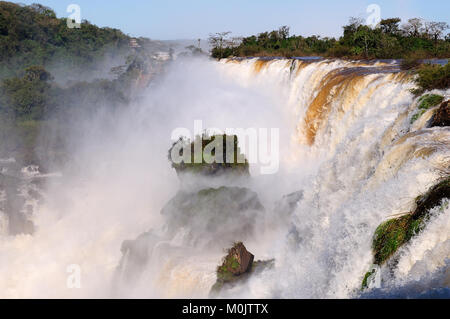 Les plus grandes chutes d'eau sur la terre, situé à la frontière du Brésil, l'Argentine et le Paraguay. D'Iguazu, l'Amérique du Sud Banque D'Images