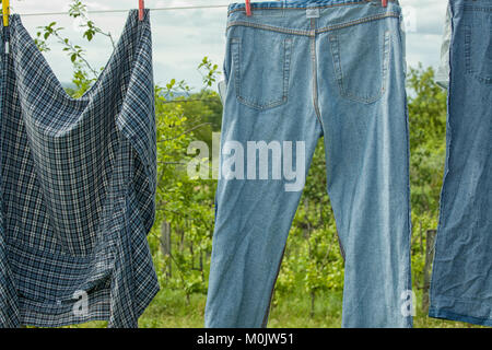 Blue Jeans sur une corde à linge pour sécher Banque D'Images