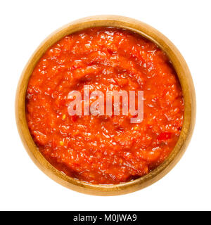 Dans Ajvar bol en bois. Condiment fait de poivrons, utilisé dans la cuisine des Balkans. Propagation du pain ou d'une autre. Aussi appelée caviar de légumes ou salade serbe Banque D'Images