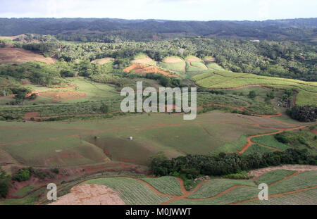 Vue aérienne de champs agricoles vallonné d'un hélicoptère, la République de Maurice. Banque D'Images