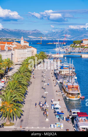 TROGIR, Croatie - 18 SEPTEMBRE : la vieille ville de Trogir, site classé au patrimoine mondial de l'promenade au bord de l'eau sur une journée ensoleillée, 18 septembre 2016 à Trogir Banque D'Images