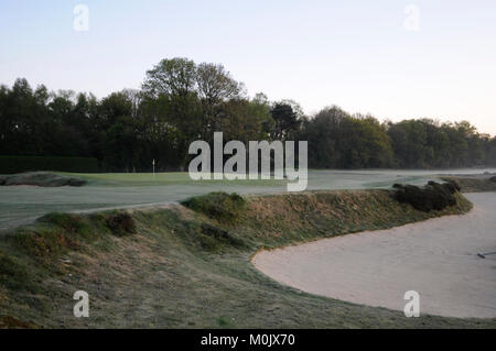 Vue sur le 18e vert sur l'ancien cours sur un matin glacial, Walton Heath Golf Club, Walton-on-the-Hill, Surrey, Angleterre Banque D'Images