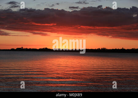 Vue sur coucher de soleil sur le fleuve Caloosahatchie de North Shore Park, North Fort Myers, Floride, © Katharine Andriotis Banque D'Images