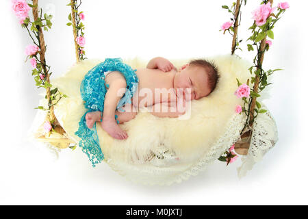 Bébé nouveau-né garçon endormi sur swing bed Banque D'Images