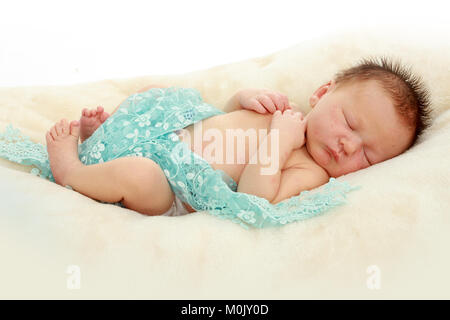 Bébé nouveau-né garçon endormi sur un tapis Banque D'Images