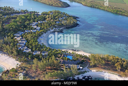 Vue sur la côte rocheuse avec des plages d'un hélicoptère, du district de Savanne, la République de Maurice. Banque D'Images